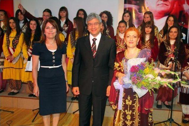 Lise &Ouml;ğrencilerinden T&uuml;rk Halk M&uuml;ziği Konseri 2