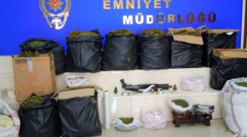 Polis Uyuşturucu Operasyonuna Gittiği Evde Cephane Buldu