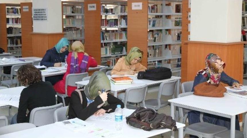 Kocaeli'de Yılda 6 Bin Kitap &Ouml;d&uuml;n&ccedil; Veriliyor