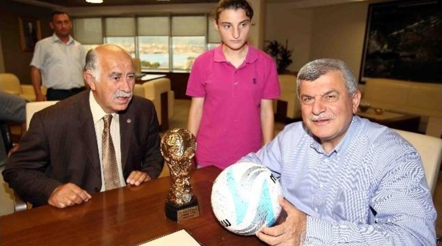 Şampiyon Bayan Futbolculardan İmzalı Top