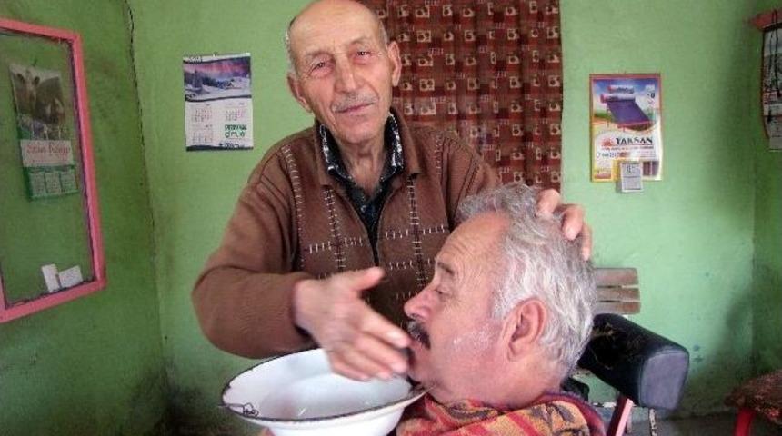 50 Yıllık Berber Alaturka Traştan Vazge&ccedil;miyor