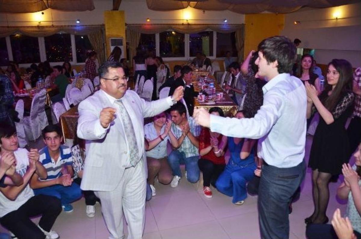 Liseden Mezun Olan Gen&ccedil;ler İ&ccedil;in Eğlence Gecesi