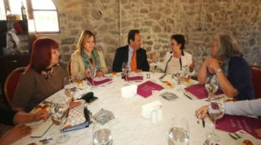 Kadınlar El Ele Verdi