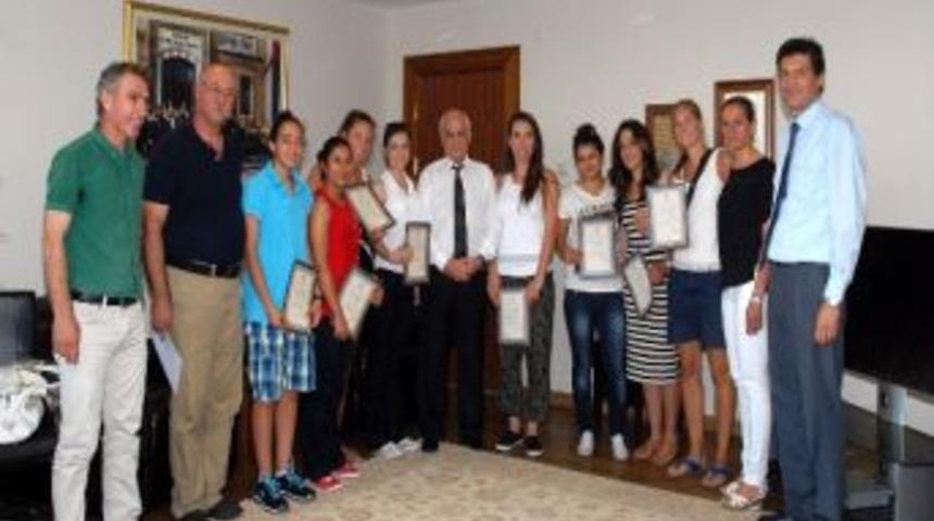 Rekt&ouml;r Aydın&rsquo;dan Basketbol Oyuncularına Başarı Belgesi