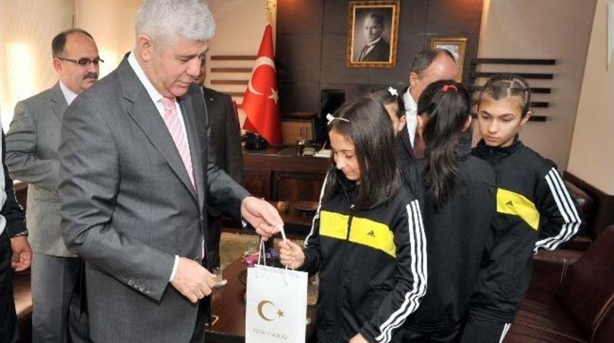 Eşmeli Tekvandocular Vali Erden&rsquo;i Ziyaret Etti