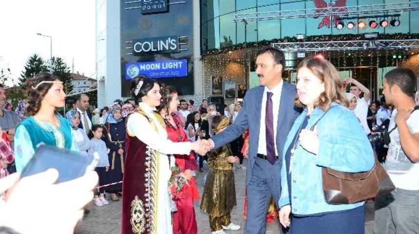 Halkoyunları Ve Defile B&uuml;y&uuml;ledi