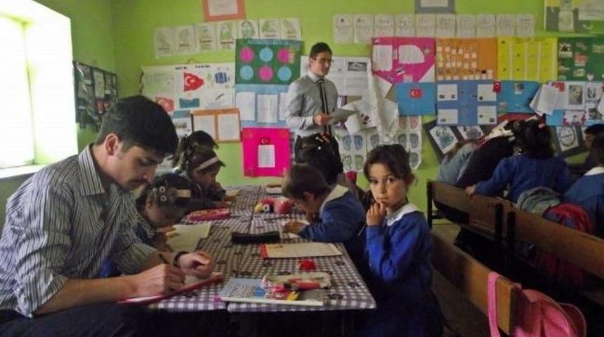 &Ouml;ğretmen Adayı &Ouml;ğrenciler K&ouml;y Okullarında Tecr&uuml;be Edindi