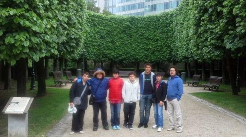 Burç Öğrencileri Dünyayı Keşfediyor