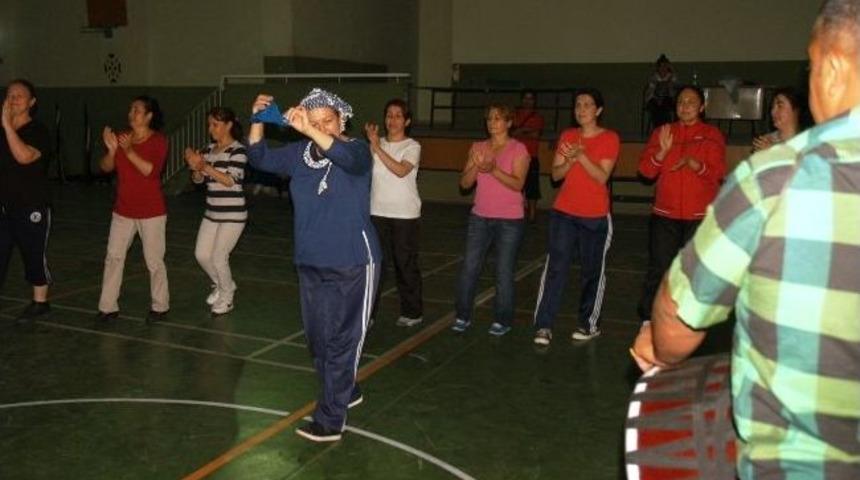 Kadınlardan Davul Zurnalı Zayıflama Halayı