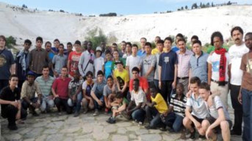 T&uuml;rk&ccedil;enin &Ccedil;ocukları Pamukkale&rsquo;ye Hayran Kaldı