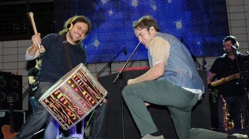 Mustafa Ceceli &Uuml;niversitelileri Mest Etti