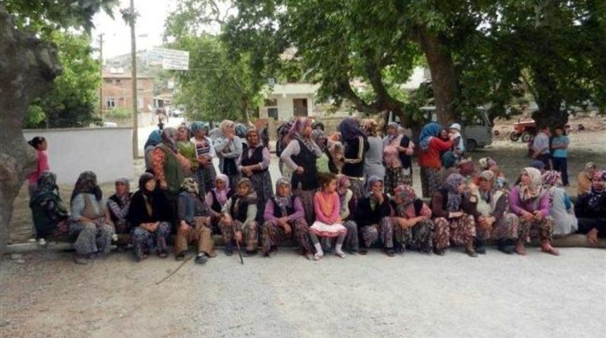 (&ouml;zel) K&ouml;y Kadınları Yol Kapattı