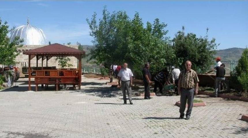 Milli Eğitim M&uuml;d&uuml;rl&uuml;ğ&uuml; &Ccedil;alışanlarından G&ouml;n&uuml;ll&uuml; &Ccedil;evre Temizliği