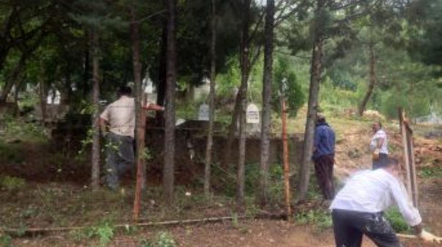 CHP'liler Mezarlık Temizledi