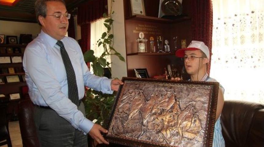 T&uuml;rkiye İkinciliğinin Sevincini Belediye Başkanı &Uuml;nver İle Paylaştı