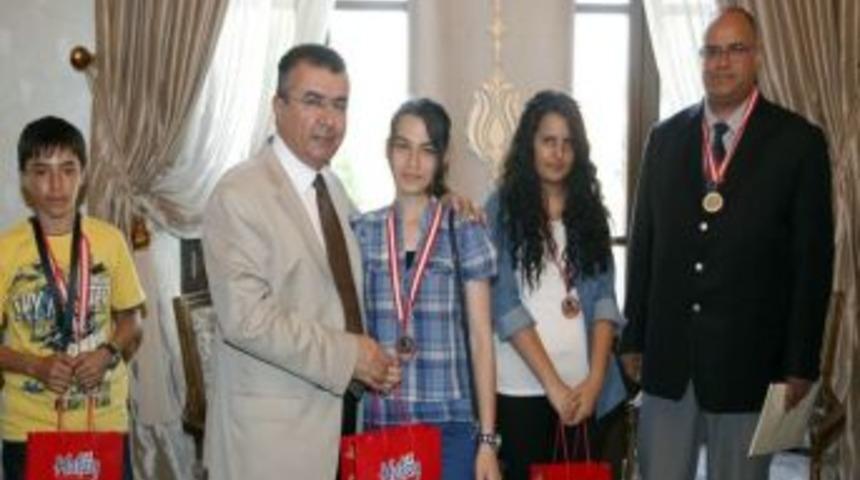 Vali Lekesiz&rsquo;den Başarılı &Ouml;ğrencilere Kutlama