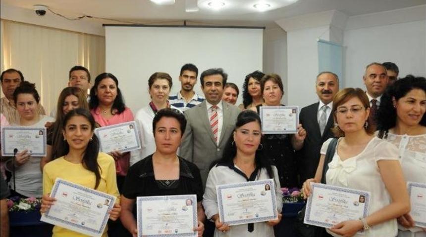 &Ccedil;i&ccedil;ek&ccedil;ilik Kursiyerleri Sertifikalarını Vali G&uuml;zeloğlu&rsquo;ndan Aldı