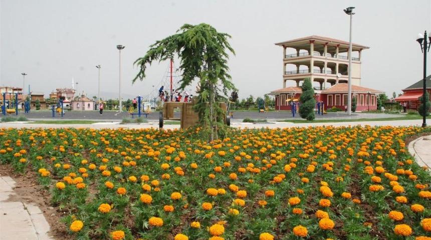 Karatay Mevsimlik &Ccedil;i&ccedil;eklerle Donatıldı