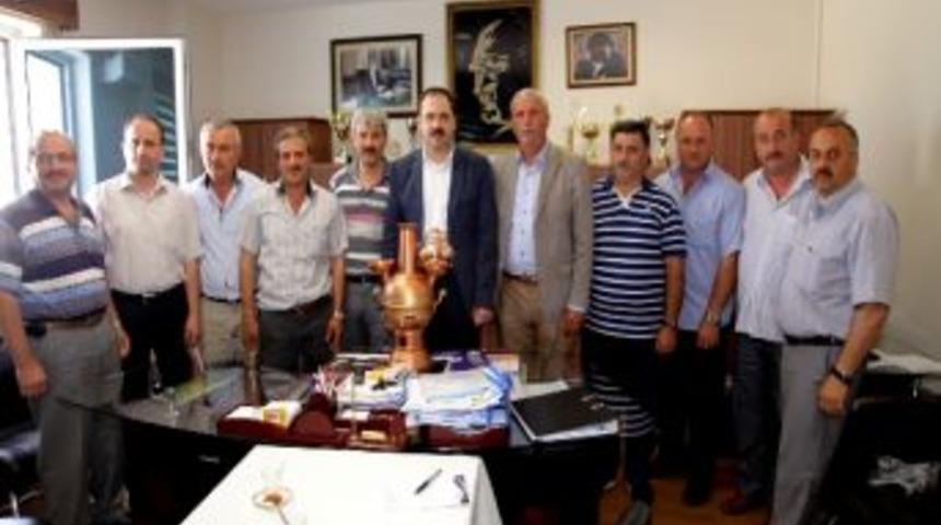 Başiskeleli Muhtarlardan Başkan Ayaz'a Hediye