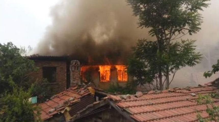 Tinerciler Metruk Evi Yaktı