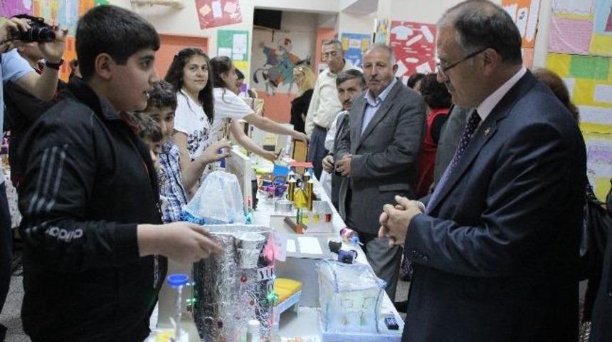 K&uuml;lt&uuml;r Kurumu İlk&ouml;ğretim Okulu&rsquo;nda Teknoloji Sergisinin A&ccedil;ılışı Yapılarak Hayırsıver İşadamı Tarafından Yaptırılan Sınıflar Gezildi