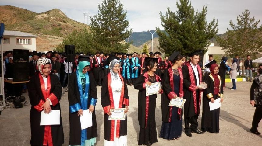 Oltu&rsquo;da Mezun 216 &Ouml;ğrenci Havaya Kep Fırlattı