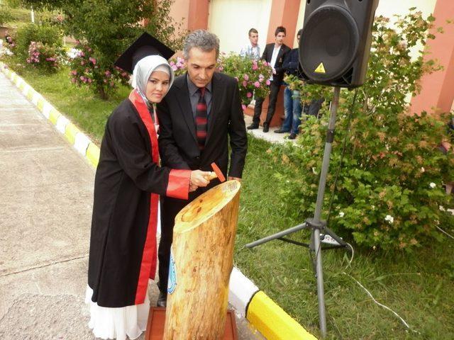 Oltu’da Mezun 216 Öğrenci Havaya Kep Fırlattı