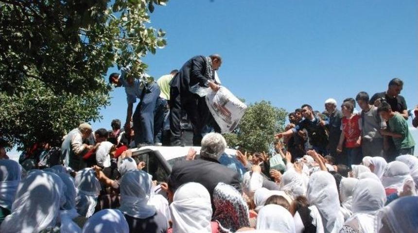 S&uuml;nnet Ş&ouml;leninde Yardım İzdihamı