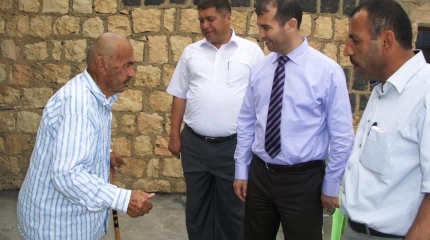 Kaymakam, K&ouml;ylerde Yaşlıları Ziyaret Ediyor