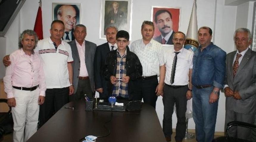 Deskkkop&rsquo;dan T&uuml;rkiye Birincisi Enes Akıncı&rsquo;ya &Ouml;d&uuml;l