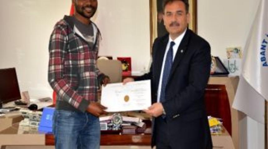 Nijeryalı Abdulsalam, Diplomasını Rekt&ouml;r Coşkun&rsquo;dan Aldı