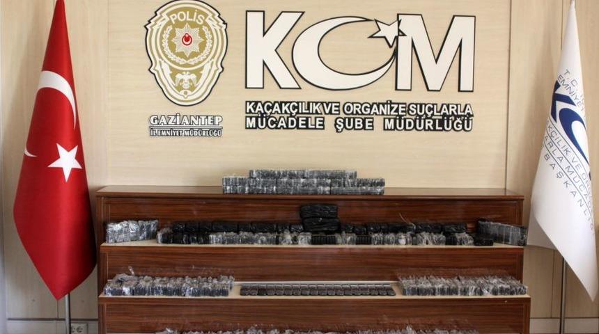 Gaziantep Polisi G&uuml;mr&uuml;k Ka&ccedil;ağı 925 Cep Telefonu Ele Ge&ccedil;irdi