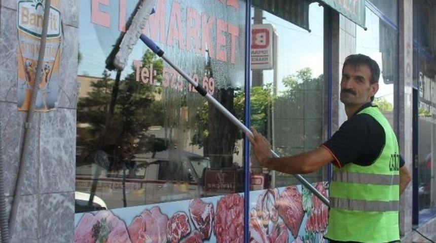 İki Metrelik Temizlik İş&ccedil;isi Kendi İşinin Patronu Oldu