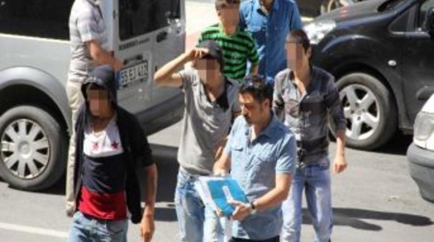Park Halindeki Ara&ccedil;tan Hırsızlık İddiasına 4 G&ouml;zaltı