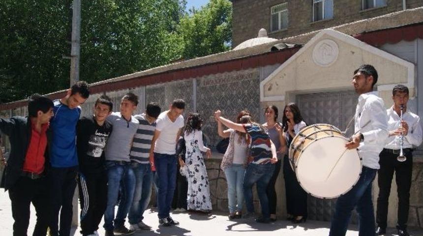 &Uuml;niversiteye Hazırlanan &Ouml;ğrenciler, Davul Zurna Eşliğinde Stres Attı