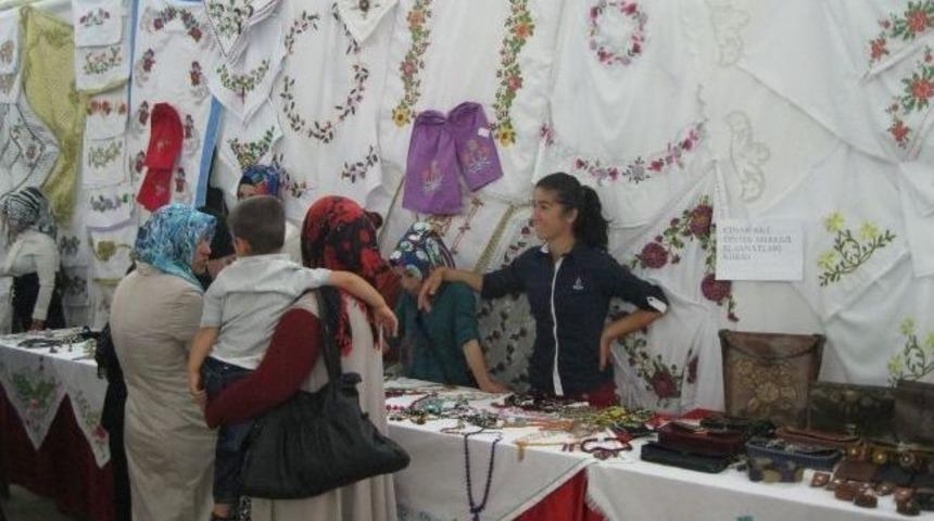 &Ccedil;ınar Hem'de Yapılan Eserler Sergilendi