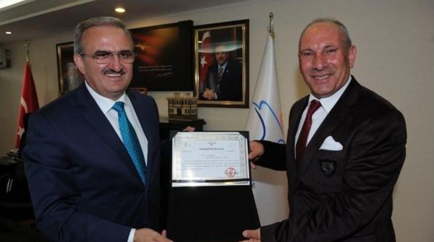 Vali Karaloğlu&rsquo;ndan, Bak Hele Bak&rsquo;a &lsquo;teşekk&uuml;r&rsquo; Belgesi