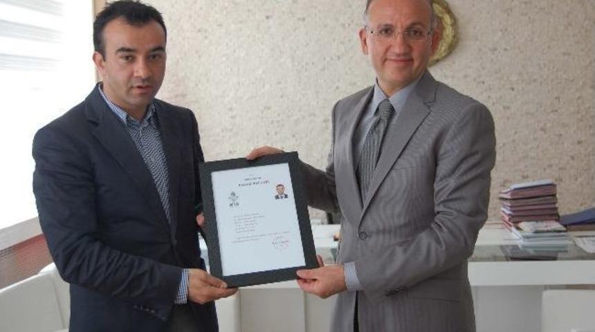 Vali Yurdakul Yardımcılarına Teşekk&uuml;r Belgesi Takdim Etti