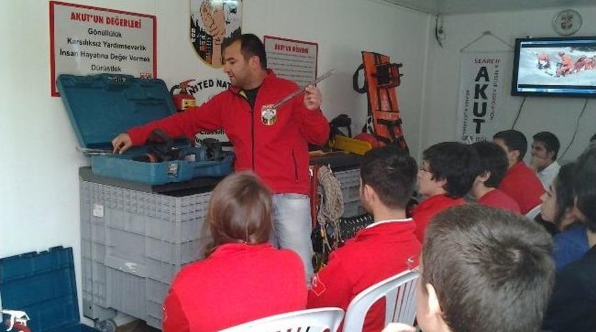 Akut Bilgi Ve Deneyimini Gen&ccedil;lerle Paylaşıyor
