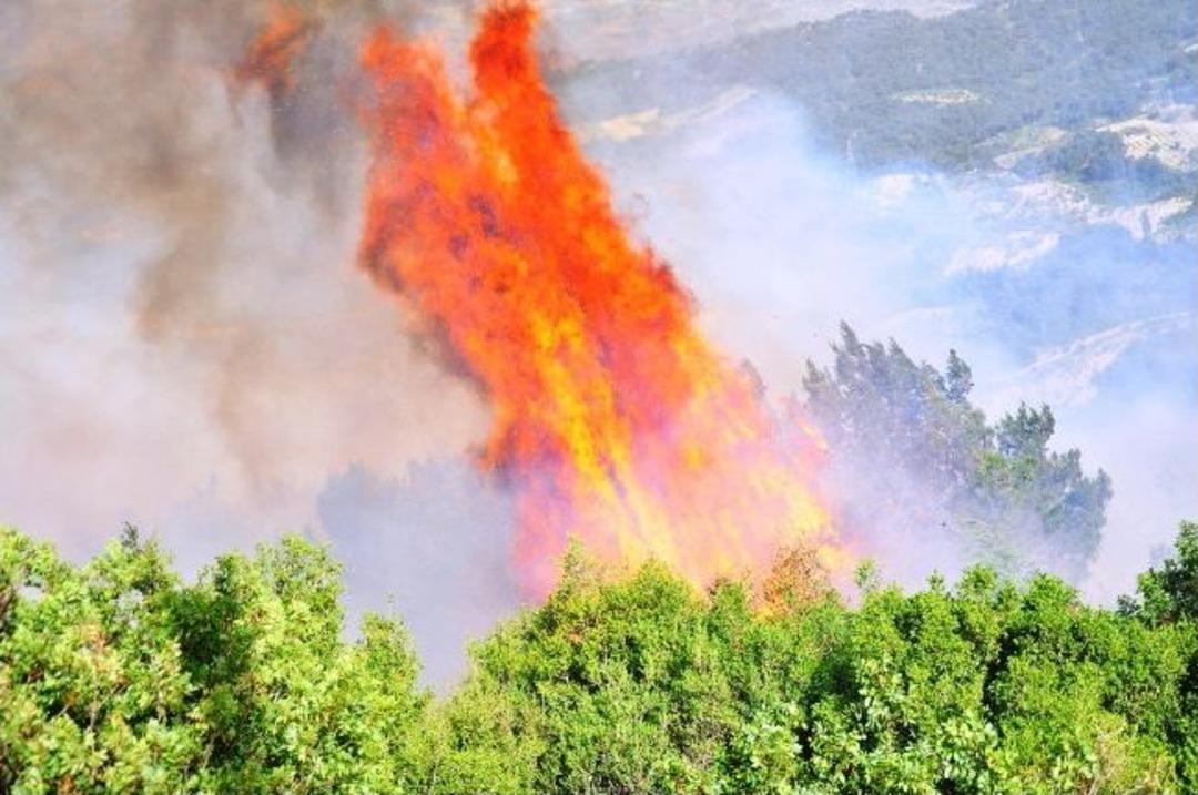 Yangın S&ouml;nd&uuml;rle &Ccedil;alışmalarına 3 Helikopter, 1 U&ccedil;ak Katılıyor