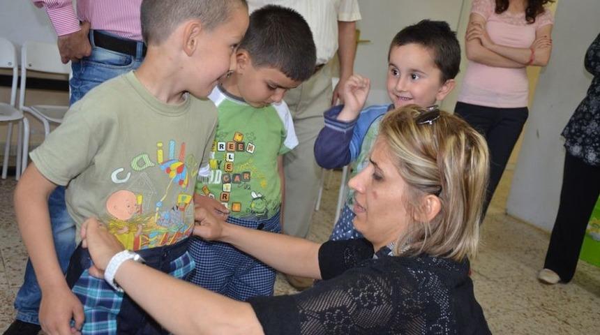 Y&uuml;ksekokul &Ouml;ğrencileri Diktikleri Kıyafetleri Ilkokul &Ouml;ğrencilerine Hediye Etti