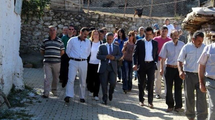 Salihli Ak Parti, &Ccedil;elikli K&ouml;y&uuml;&rsquo;ne &Ccedil;ıkarma Yaptı