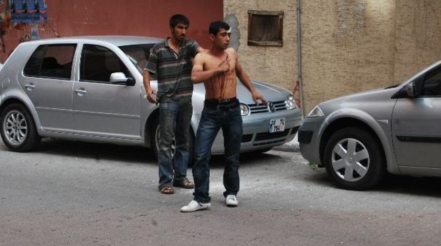 Kendisini bı&ccedil;akla par&ccedil;aladı