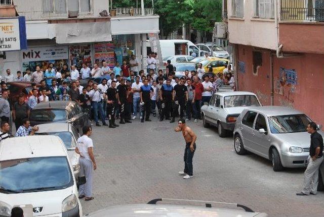 Kendisini bıçakla parçaladı 1