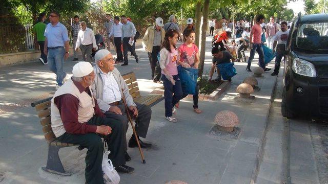 Batman'da Davul Zurna Eşliğinde Çöp Toplandı