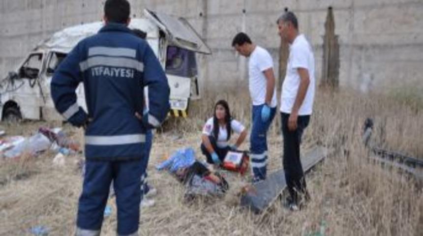 Lastiği Patlayan Min&uuml;b&uuml;s K&ouml;pr&uuml;den U&ccedil;tu 7 Tarım Iş&ccedil;isi &Ouml;ld&uuml;