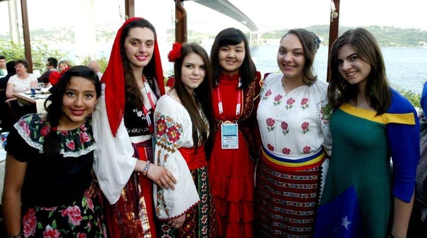 D&uuml;nya &Ccedil;ocukları Boğaz K&ouml;pr&uuml;s&uuml; Manzarasında Yemek Yedi