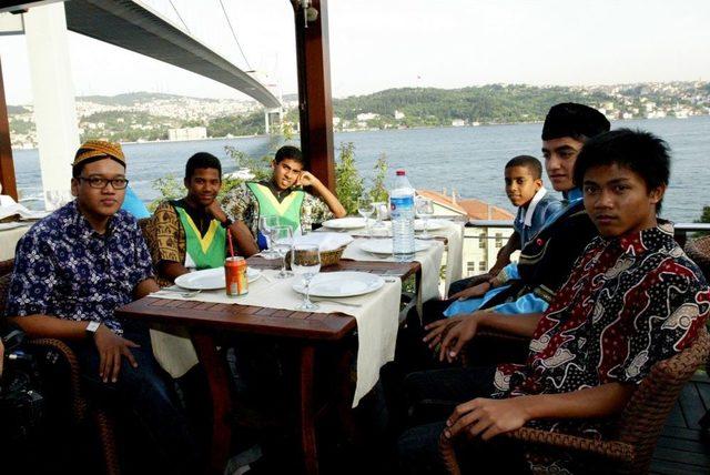 Dünya Çocukları Boğaz Köprüsü Manzarasında Yemek Yedi