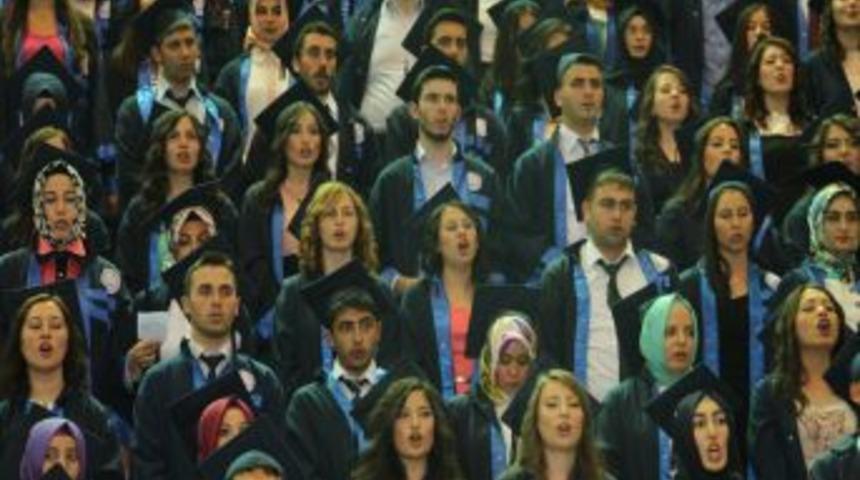 G&ouml;rme Engelli &Ouml;ğrenciye Rekt&ouml;r &Ouml;zer&rsquo;den Hediye