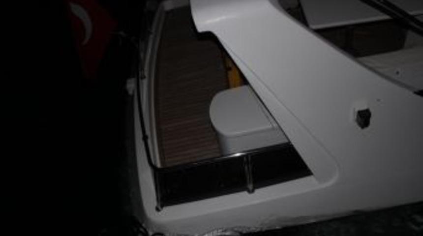 Kayalıklara &Ccedil;arpan L&uuml;ks Yat Batma Tehlikesi Ge&ccedil;irdi